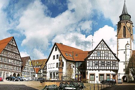 Europe moderne, maisons à colombages. Lorsque, en raison du coût élevé des terrains urbains, les maisons ont dû être surélevées de plusieurs étages, une ossature en bois a dû être ajoutée à la pâte d'argile traditionnelle