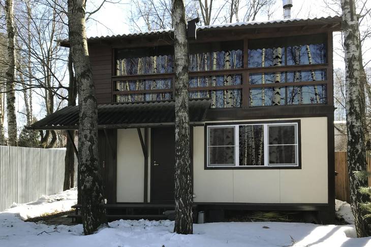 Southern facade of the Arctic residential module. Large glazing area with special energy-efficient coating. Triple glazed windows filled with inert gas 