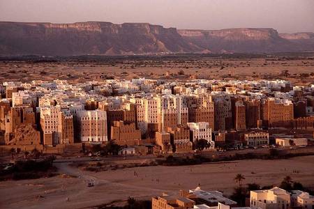 Shibam Haḍramawt, Yémen (photo : wikipedia.org). La plus ancienne "ville de gratte-ciel" du monde. Hauteur moyenne des maisons : 30 ( !) mètres, âge moyen : environ 200 ans. Matériau : argile locale