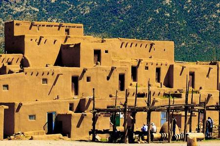 Taos Pueblo, Mexique (photo : wikipedia.org). Le village remonte à l'époque précolombienne ; certains bâtiments sont centenaires. Matériau : pisé